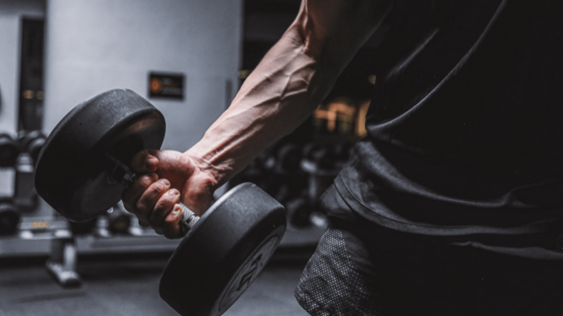 Como o treino de potência eleva velocidade, explosão e desempenho em esportes coletivos amadores, segundo Gustavo Luíz Guilherme Pinto.