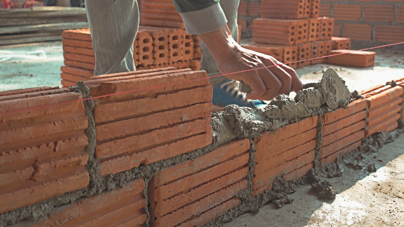 A adoção de blocos e lajes industrializadas, segundo Valderci Malagosini Machado, transforma a habitação social com mais eficiência, padronização e desempenho.