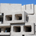 Valderci Malagosini Machado evidencia como sistemas de blocos e lajes industrializadas elevam a qualidade e aceleram a execução de programas habitacionais.