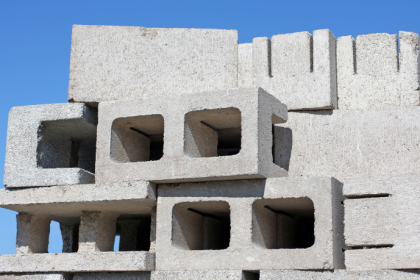 Valderci Malagosini Machado evidencia como sistemas de blocos e lajes industrializadas elevam a qualidade e aceleram a execução de programas habitacionais.