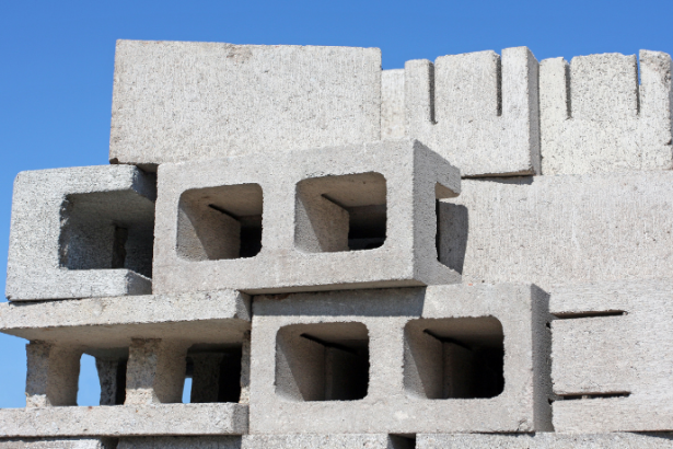 Valderci Malagosini Machado evidencia como sistemas de blocos e lajes industrializadas elevam a qualidade e aceleram a execução de programas habitacionais.