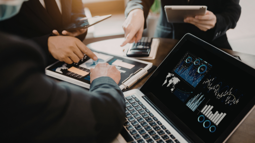 Na era da inteligência digital, humanos e algoritmos precisam atuar de forma integrada para decisões mais eficazes. Andre de Barros Faria destaca o valor da estratégia aliada à tecnologia.