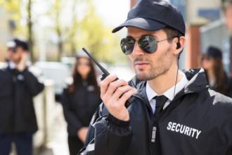 O planejamento e execução na segurança institucional revelam onde a técnica realmente faz diferença. Ernesto Kenji Igarashi aponta que a organização prévia sustenta a operação.