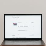 Laptop exibindo uma tela de checkout de compras online sobre fundo branco.