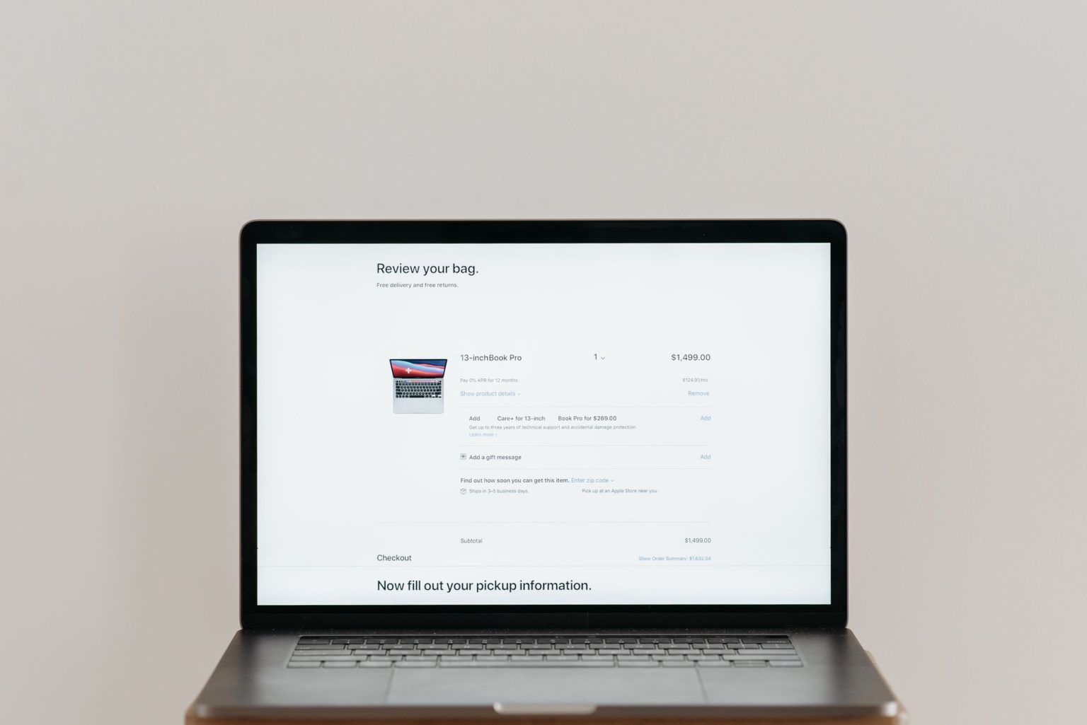Laptop exibindo uma tela de checkout de compras online sobre fundo branco.