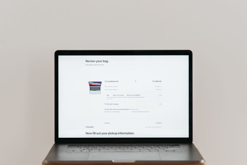 Laptop exibindo uma tela de checkout de compras online sobre fundo branco.