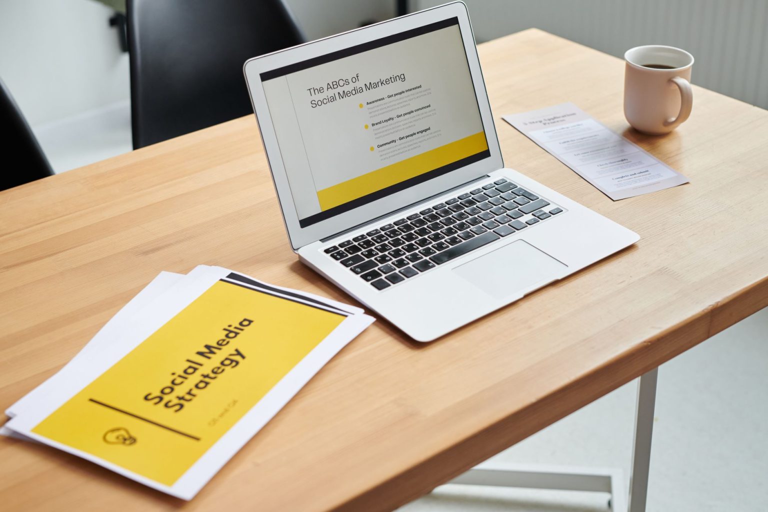 Laptop exibindo uma estratégia de marketing em redes sociais sobre uma mesa de escritório.
