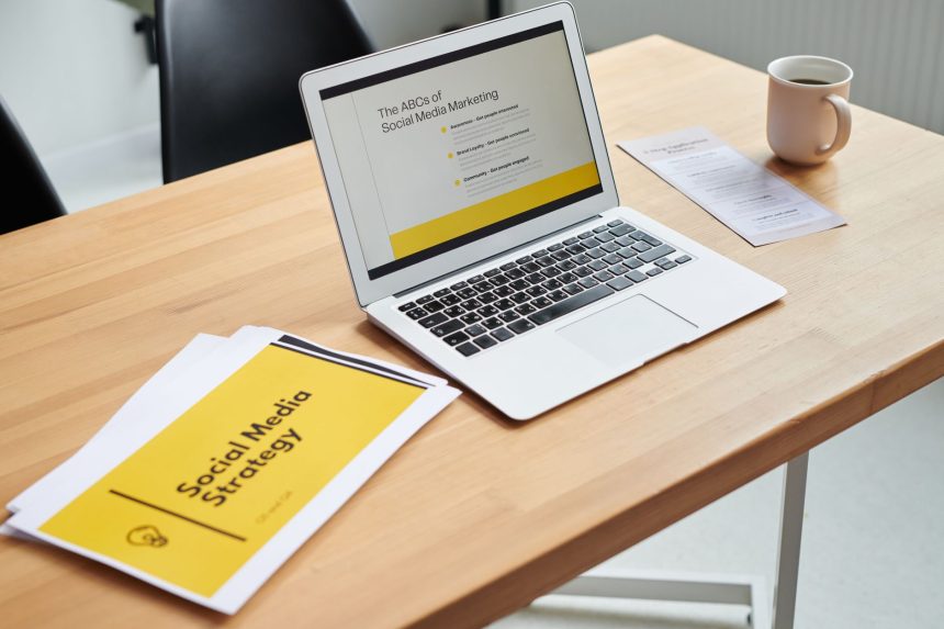 Laptop exibindo uma estratégia de marketing em redes sociais sobre uma mesa de escritório.
