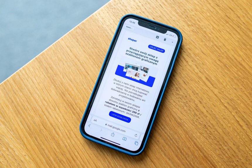Smartphone exibindo um anúncio de comércio eletrônico sobre uma superfície de madeira