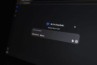 Close-up de uma interface de conversa com inteligência artificial exibida na tela de um computador.