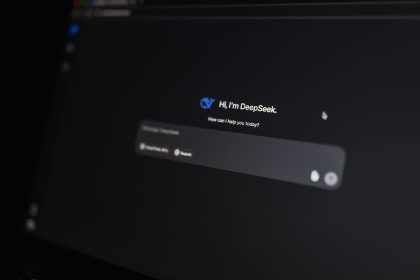 Close-up de uma interface de conversa com inteligência artificial exibida na tela de um computador.