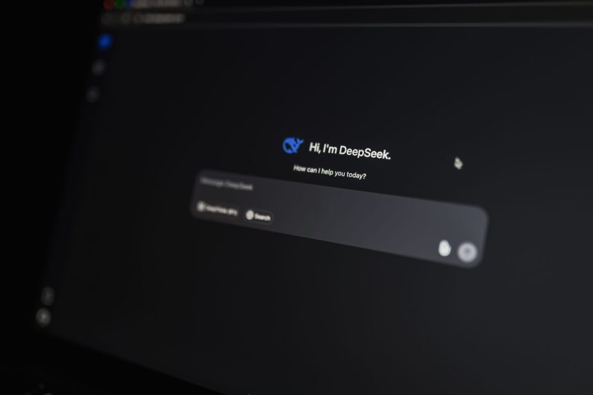 Close-up de uma interface de conversa com inteligência artificial exibida na tela de um computador.
