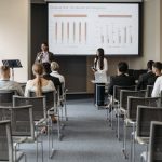 Participantes acompanham uma apresentação em um seminário empresarial sobre dados e negócios.