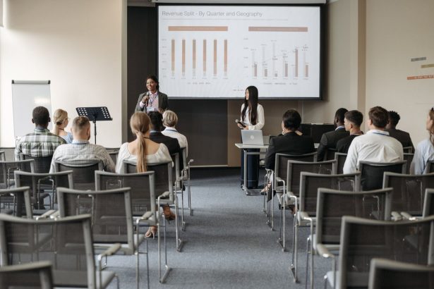 Participantes acompanham uma apresentação em um seminário empresarial sobre dados e negócios.