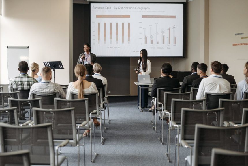 Participantes acompanham uma apresentação em um seminário empresarial sobre dados e negócios.