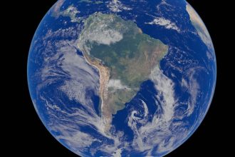 Ilustração digital de um satélite observando a Terra, com a América do Sul em destaque sobre oceanos azuis.