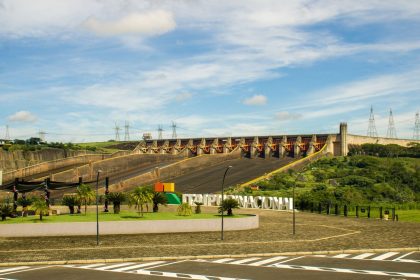 Vista panorâmica da usina hidrelétrica de Itaipu, entre o Brasil e o Paraguai.