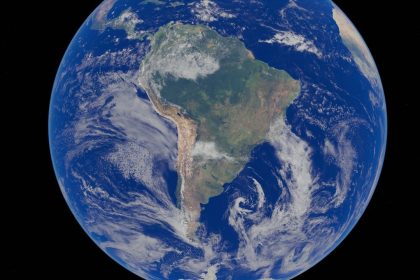 Ilustração digital de um satélite observando a Terra, com a América do Sul em destaque sobre oceanos azuis.