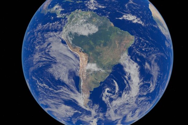Ilustração digital de um satélite observando a Terra, com a América do Sul em destaque sobre oceanos azuis.