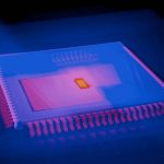 Imagem abstrata e desfocada de um microchip com cores semelhantes a um mapa térmico.
