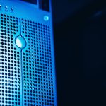 Rack de servidores moderno em uma sala de data center com iluminação azul.