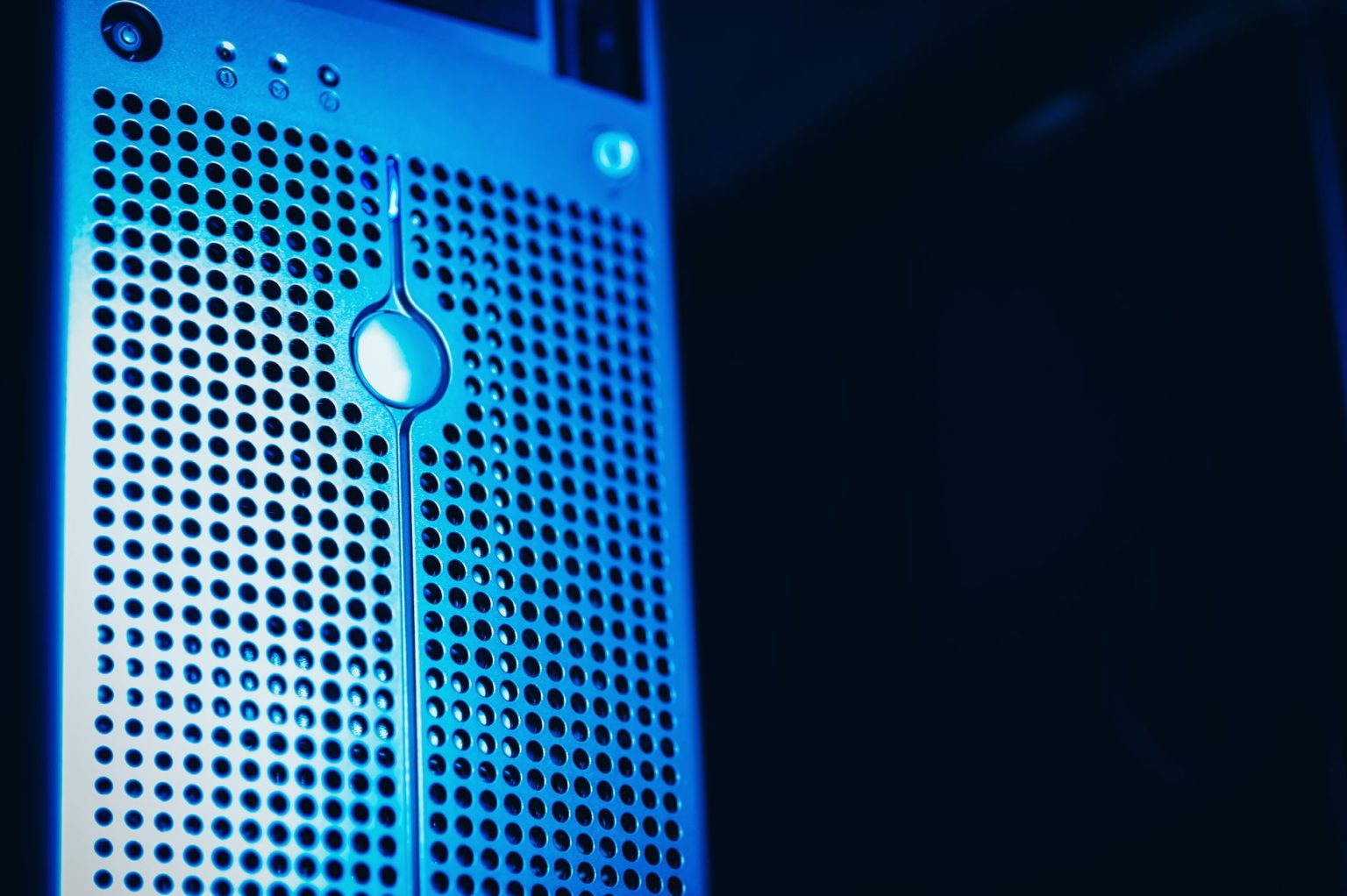 Rack de servidores moderno em uma sala de data center com iluminação azul.
