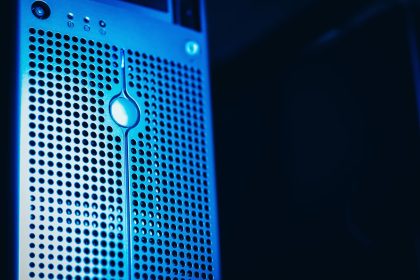 Rack de servidores moderno em uma sala de data center com iluminação azul.