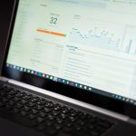 Laptop exibindo um painel de análise com dados em tempo real e ferramentas de monitoramento.