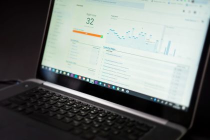 Laptop exibindo um painel de análise com dados em tempo real e ferramentas de monitoramento.