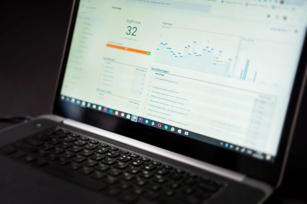 Laptop exibindo um painel de análise com dados em tempo real e ferramentas de monitoramento.