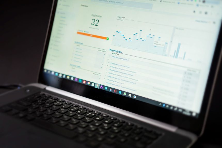 Laptop exibindo um painel de análise com dados em tempo real e ferramentas de monitoramento.